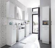 Moderne spiegelkast in een stijlvolle badkamer, zijaanzicht