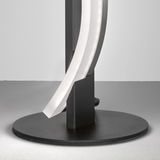 Nahaufnahme der Tischleuchte Bridge mit gebogenem, modernem Design auf runder Basis.
