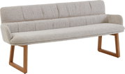 Gestoffeerde bank met hoge rugleuning en armleuningen, lichtbeige stoffen bekleding en houten frame, vrijstaand, schuin vooraanzicht vanaf links.