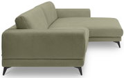 Olivgrünes Polster-Ecksofa mit Chaise longue rechts und schwarzen Metallfüßen, freigestellt auf weißem Hintergrund, Ansicht schräg von vorne links