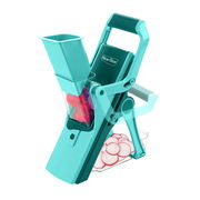 Nicer Dicer Mando, Set 10-tlg., in seitlicher Perspektive mit geschnittenen Radieschen.