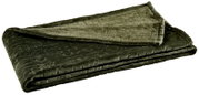 Grüne Plaid-Decke aus weichem Material, gefaltet und von der Seite fotografiert.
