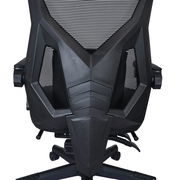 Rückansicht eines Gaming Stuhls mit futuristischem Design und Netzrückenlehne