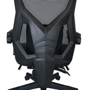 Rückansicht eines Gaming Stuhls mit futuristischem Design und Netzrückenlehne