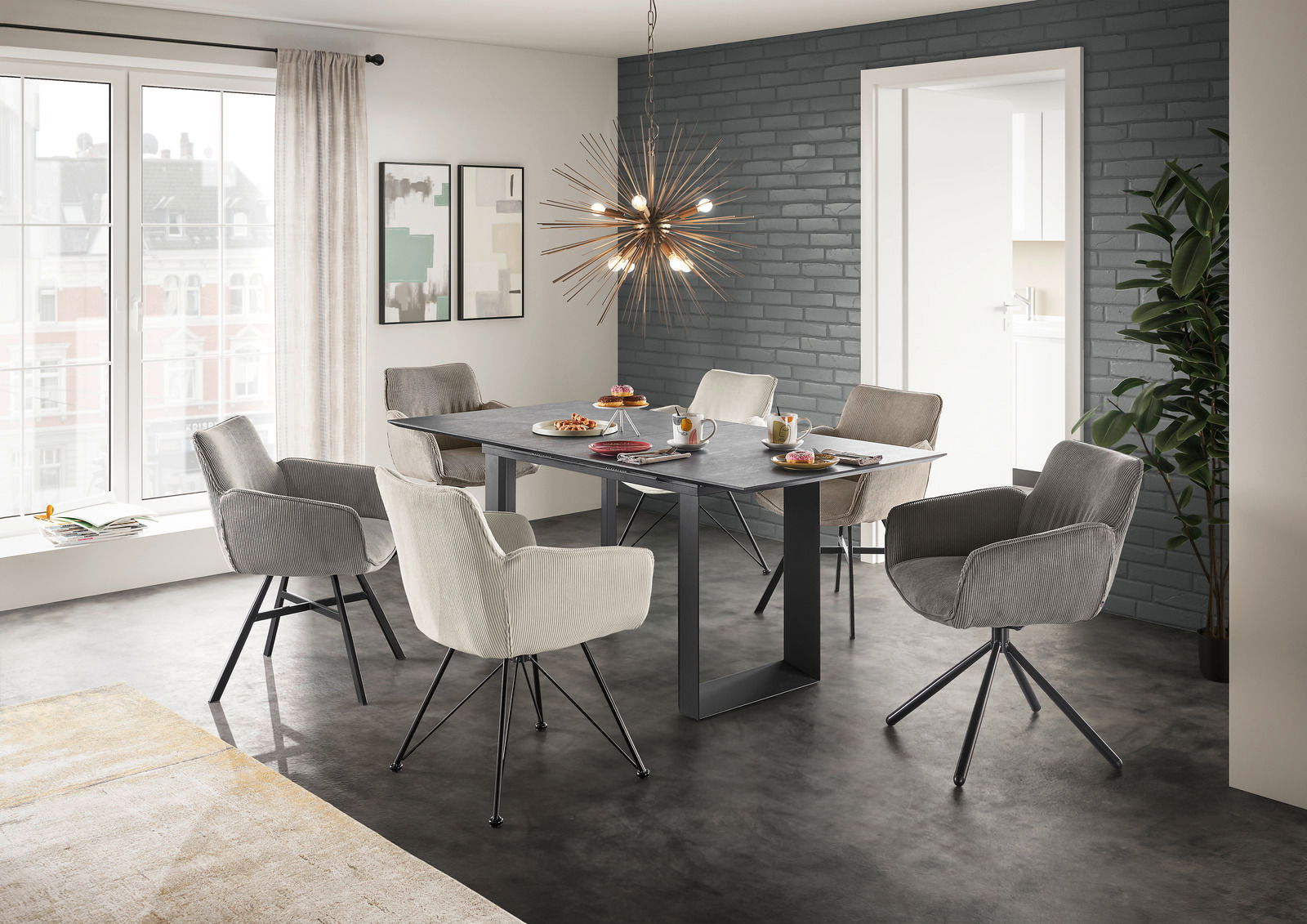 Moderner Esstisch mit sechs gepolsterten Stühlen in einem stilvollen Esszimmer, seitliche Perspektive.