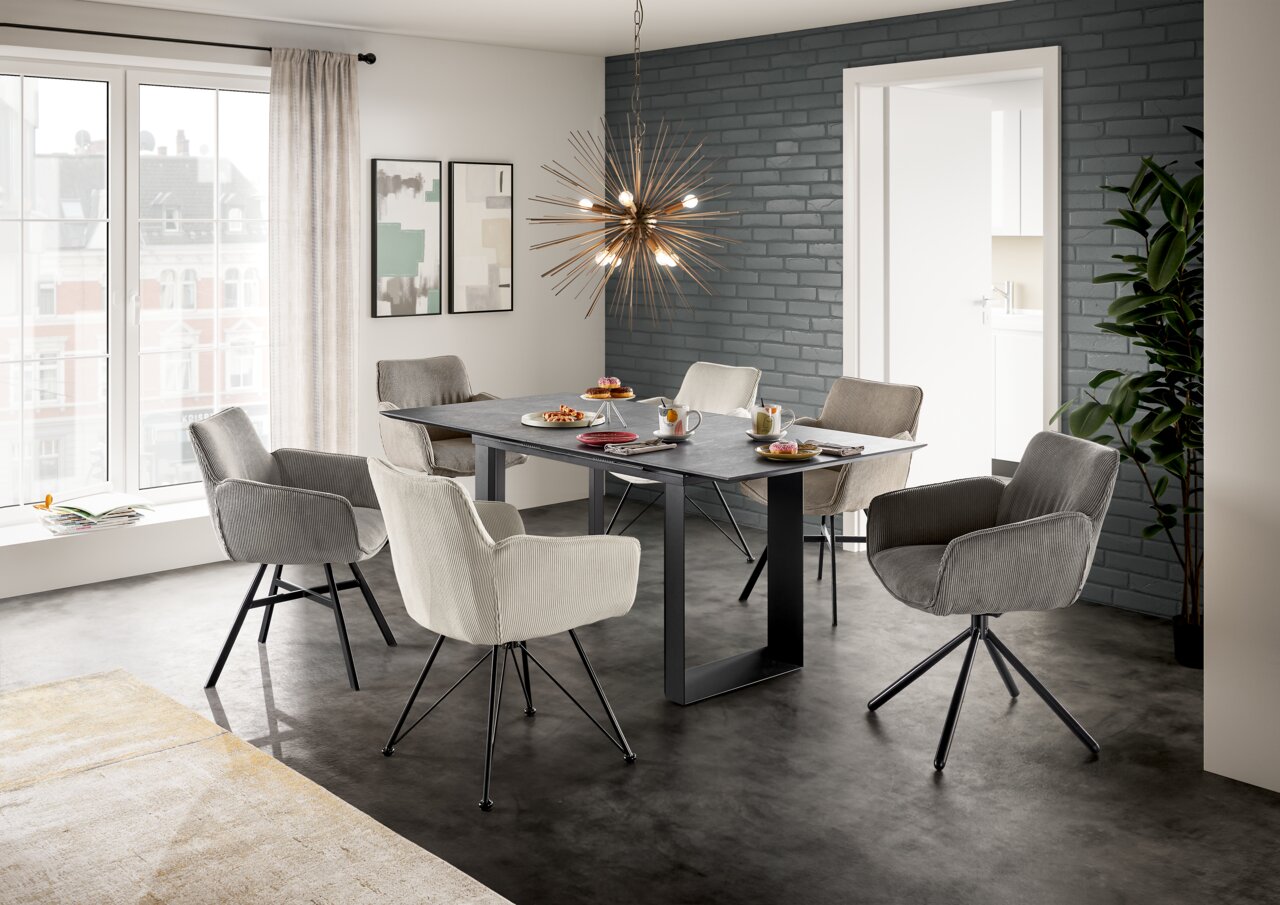 Set one by Musterring Funktions-Esstisch SET ONE NEW ATLANTA Moderner Esstisch mit sechs gepolsterten Stühlen in einem stilvollen Esszimmer, seitliche Perspektive.