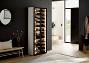XL-Schuhschrank-Vitrine mit Glastüren, gefüllt mit Schuhen, in einem modernen Eingangsbereich, seitliche Perspektive