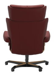 Rückansicht eines burgunderroten Chefsessels mit schwarzem und holzfarbenem Fußkreuz auf Rollen.