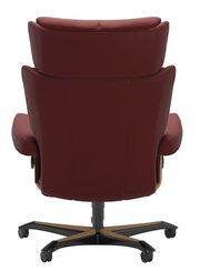 Rückansicht eines burgunderroten Chefsessels mit schwarzem und holzfarbenem Fußkreuz auf Rollen.