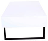 Moderner weißer Couchtisch mit rechteckiger Form und schwarzem Metallgestell, Frontalansicht.