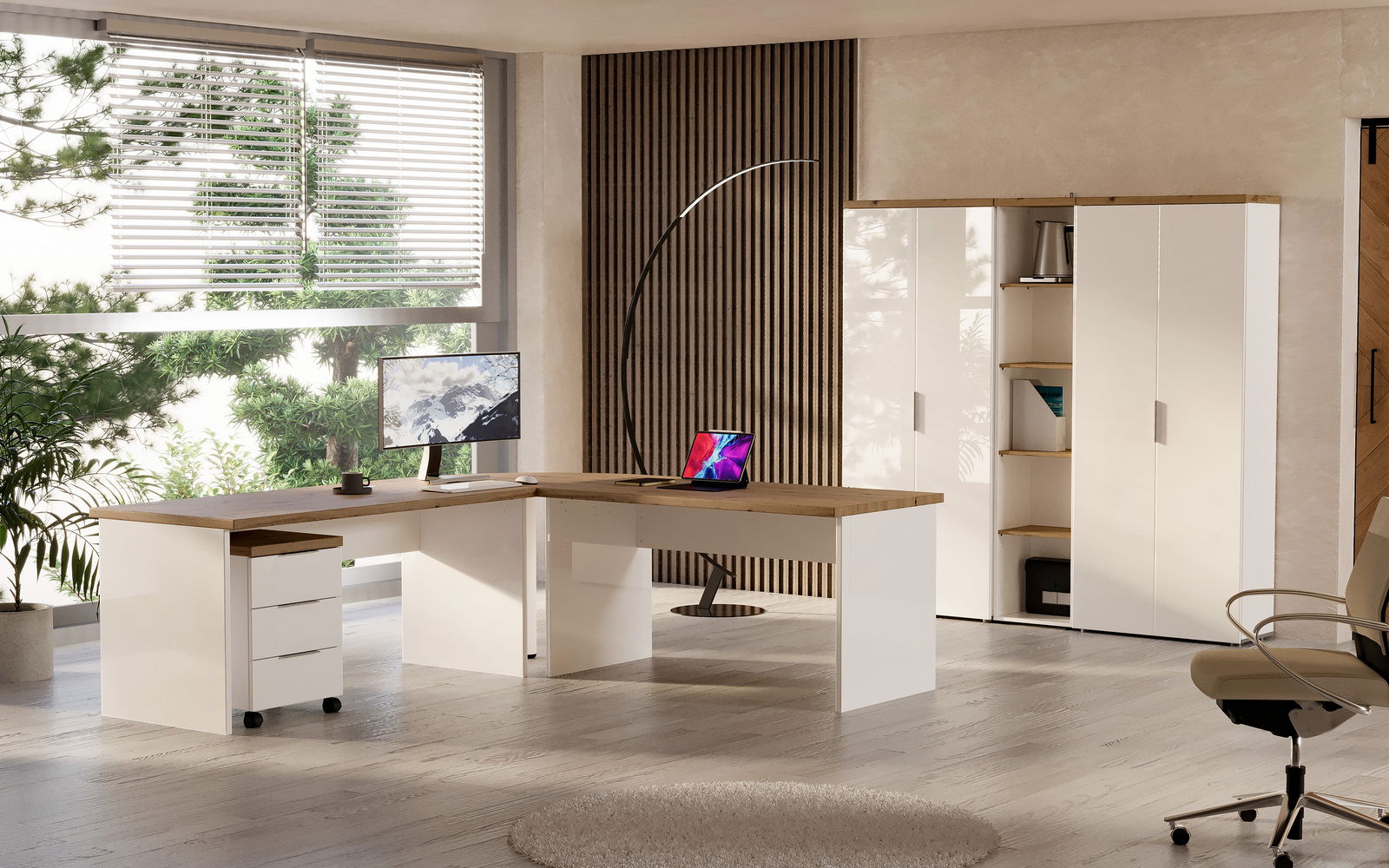 XORA Wangenschreibtisch IDEA-OFFICE Moderner Eckschreibtisch in heller Umgebung mit Blick auf Fenster und Aktenschränke.