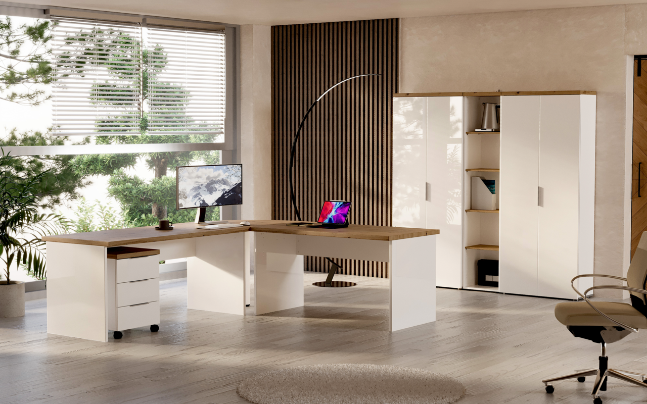 Moderner Eckschreibtisch in heller Umgebung mit Blick auf Fenster und Aktenschränke.