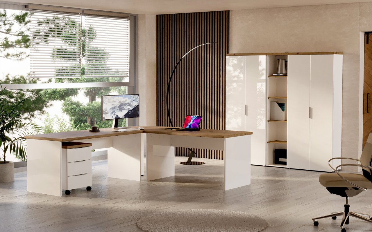 XORA Eckverbindungsplatte IDEA-OFFICE Moderner Eckschreibtisch in heller Umgebung mit Blick auf Fenster und Aktenschränke.