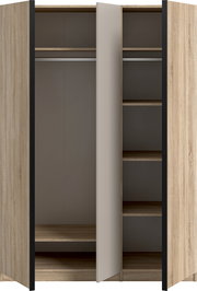 Offener Kleiderschrank in Holzoptik mit mittlerer grauer Tür, links Kleiderstange und Ablage, rechts mehrere Regalböden, Frontansicht