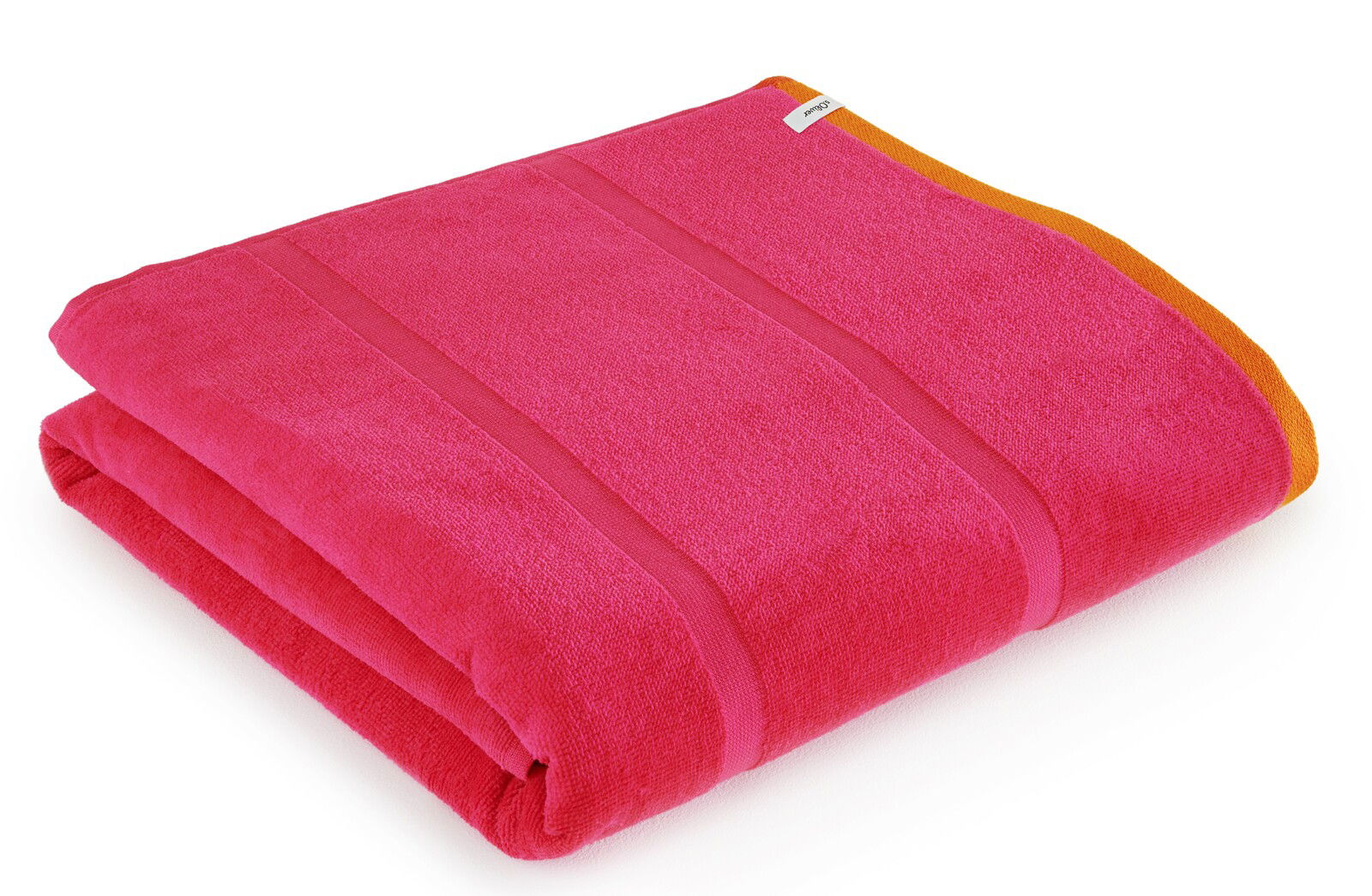 Rosa Strandtuch mit orangefarbenem Rand, gefaltet und aus seitlicher Perspektive fotografiert.