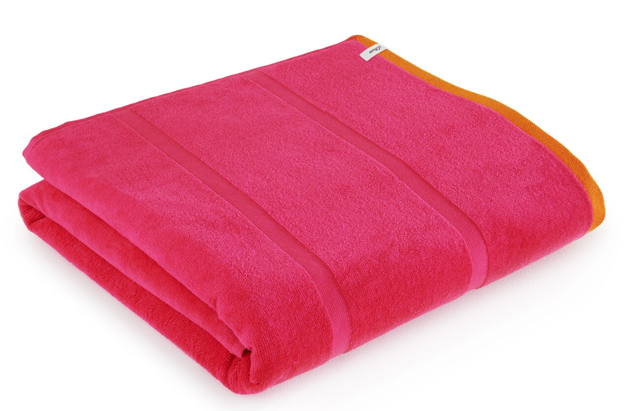 s.Oliver Strandtuch Rosa Strandtuch mit orangefarbenem Rand, gefaltet und aus seitlicher Perspektive fotografiert.
