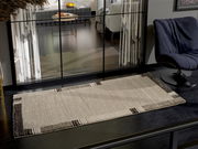 Teppich Castle Flora in modernem Wohnzimmer, beige mit braunen Akzenten, aus der Vogelperspektive.