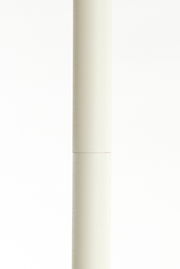 Nahaufnahme eines Teils einer Stehleuchte in zylindrischer Form, seitliche Perspektive