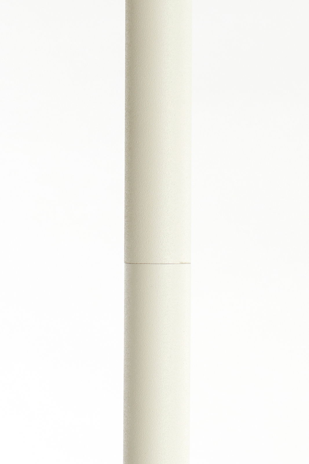 Nahaufnahme eines Teils einer Stehleuchte in zylindrischer Form, seitliche Perspektive