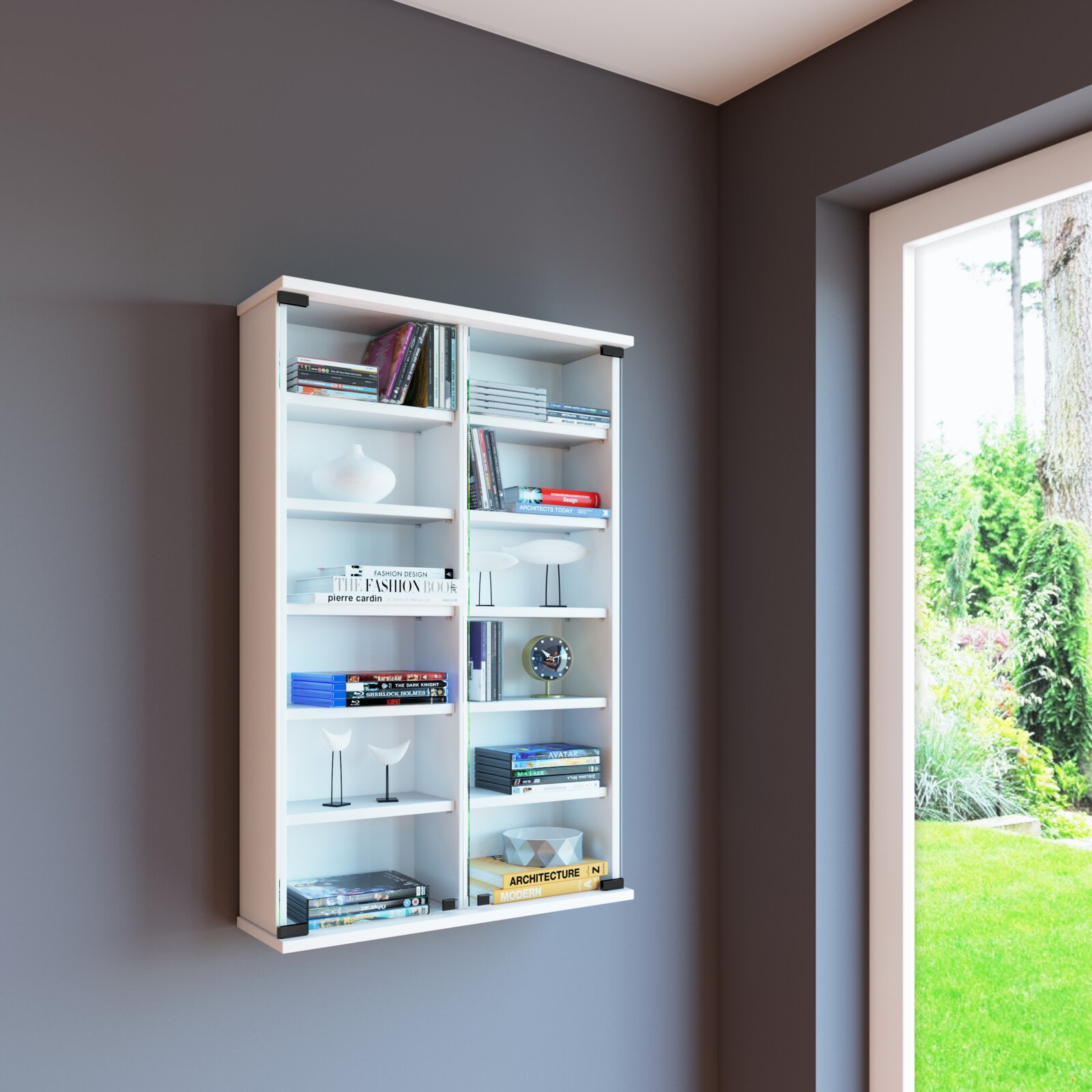 Weißes, wandmontiertes Bücherregal/Schrank mit Glas-Seitenteilen und mehreren Ablagefächern, dekoriert mit Büchern und Dekoobjekten; Perspektive: frontale Ansicht leicht von links.