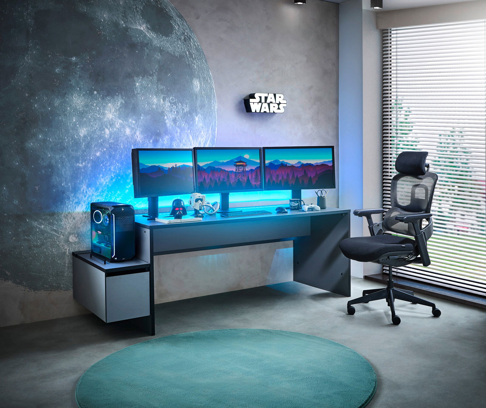 Moderner Gamingtisch mit drei Monitoren, beleuchtetem Tower und ergonomischem Stuhl, seitliche Perspektive