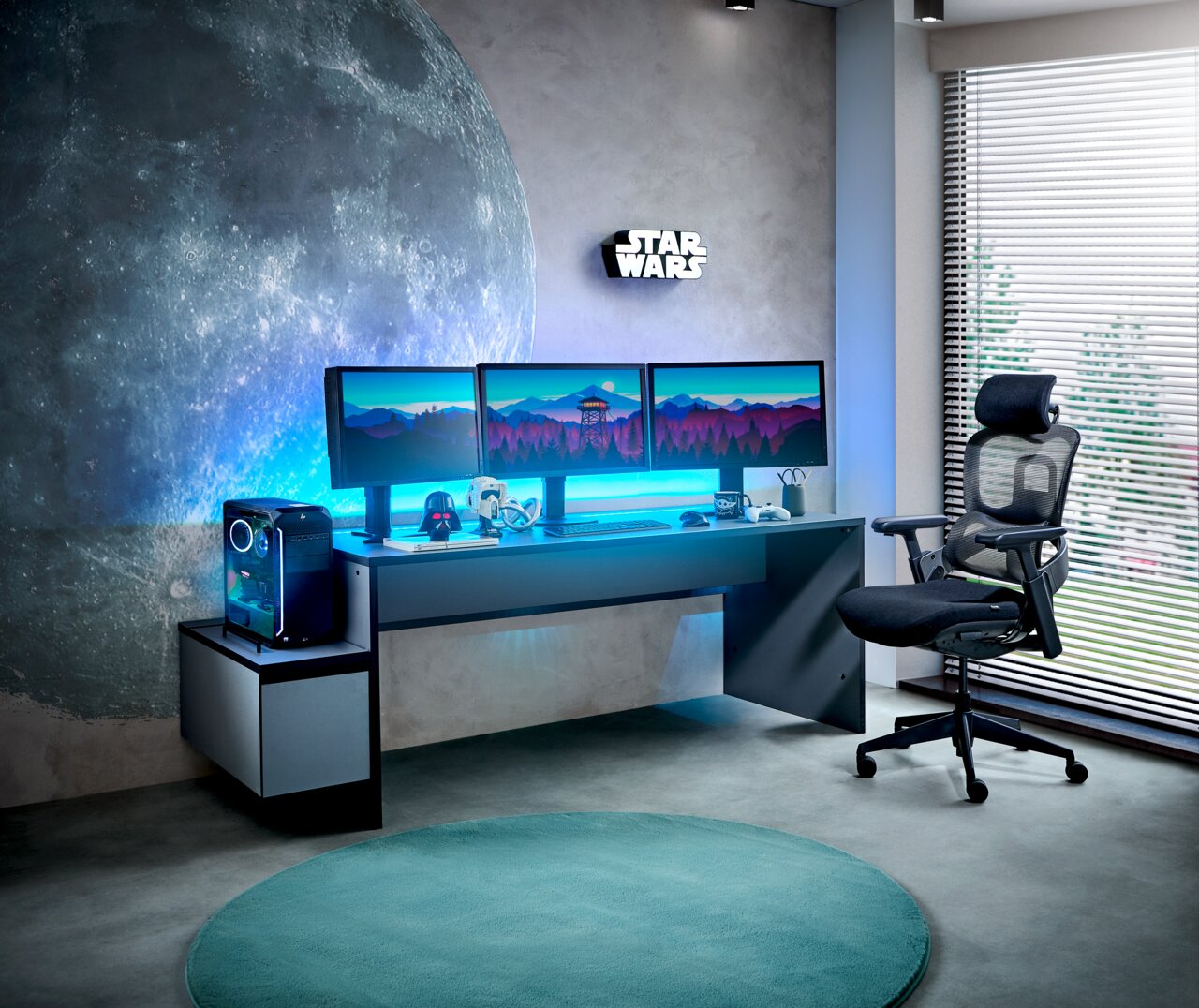 Moderner Gamingtisch mit drei Monitoren, beleuchtetem Tower und ergonomischem Stuhl, seitliche Perspektive