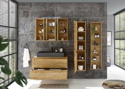 Moderner Waschtischunterschrank aus Holz mit schwarzem Waschbecken, umgeben von offenen und geschlossenen Regalen, in einem stilvollen Badezimmer mit grauen Fliesen. Frontalansicht.