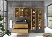 Moderner Waschtischunterschrank aus Holz mit schwarzem Waschbecken, umgeben von offenen und geschlossenen Regalen, in einem stilvollen Badezimmer mit grauen Fliesen. Frontalansicht.