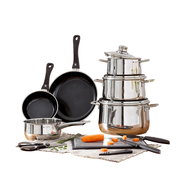 Kochtopf-Starter-Set 10-tlg. aus Edelstahl mit Töpfen, Pfannen und Küchenutensilien auf einer Holzarbeitsplatte, seitliche Perspektive.