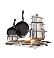 Kochtopf-Starter-Set 10-tlg. aus Edelstahl mit Töpfen, Pfannen und Küchenutensilien auf einer Holzarbeitsplatte, seitliche Perspektive.