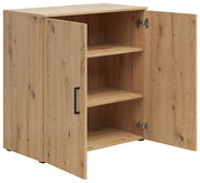 Kommode aus Holz mit zwei offenen Türen, zeigt Innenregale, Perspektive von vorne