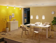 Moderne Wohnzimmerszene mit stilvoller Beleuchtung, bestehend aus einer Reihe von Deckenstrahlern und drei hängenden Lampen über einem Esstisch. Perspektive: seitliche Ansicht des Raumes.