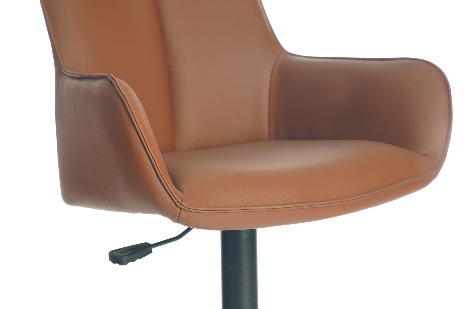 Nahaufnahme eines braunen Barhockers mit gepolsterter Sitzfläche und Armlehnen, seitliche Perspektive