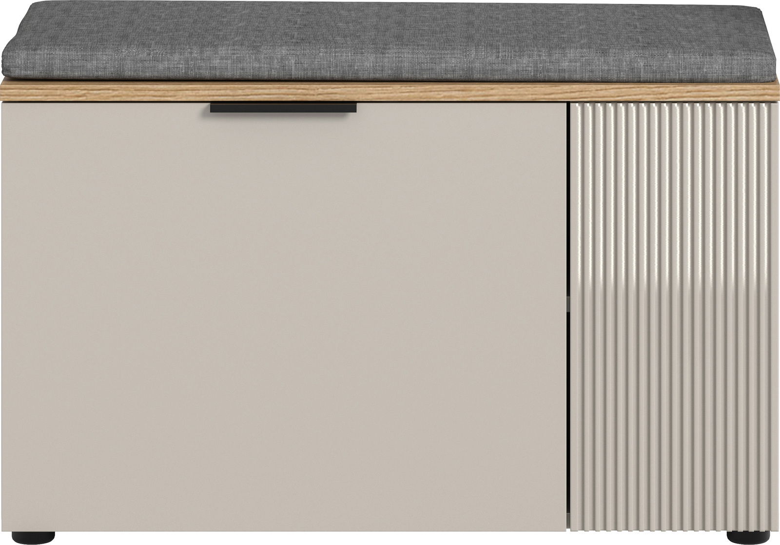 Sitzbank mit grauem Sitzkissen, Frontansicht, mit einer Kombination aus glatter und geriffelter Oberfläche.