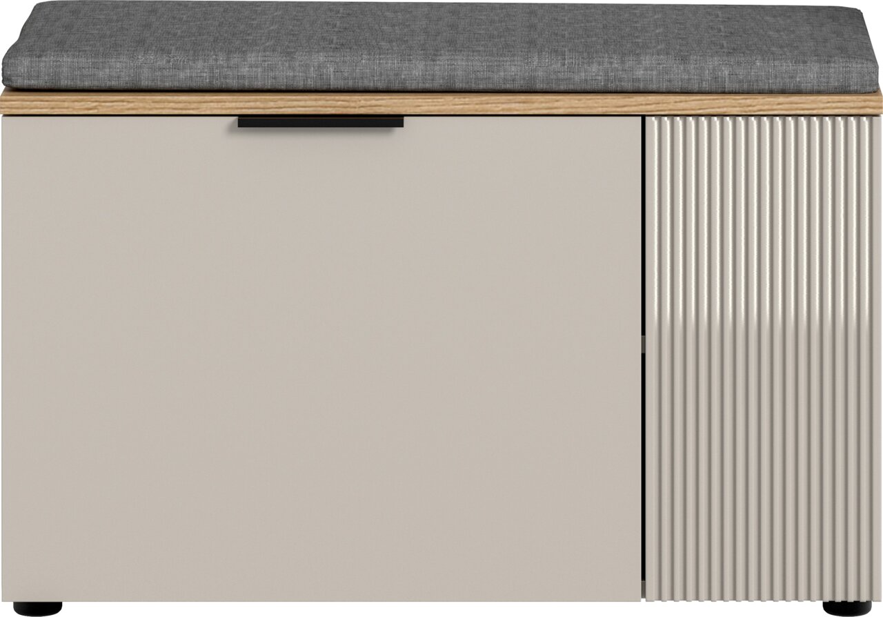 Sitzbank mit grauem Sitzkissen, Frontansicht, mit einer Kombination aus glatter und geriffelter Oberfläche.