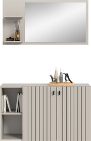 Modernes hellgraues Sideboard mit vertikalen schwarzen Linien, offenen Regalfächern und zwei Türen; oben Dekoration mit Vasen und Figuren, frontal aus leicht erhöhter Perspektive fotografiert.