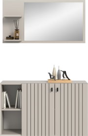 Modernes hellgraues Sideboard mit vertikalen schwarzen Linien, offenen Regalfächern und zwei Türen; oben Dekoration mit Vasen und Figuren, frontal aus leicht erhöhter Perspektive fotografiert.