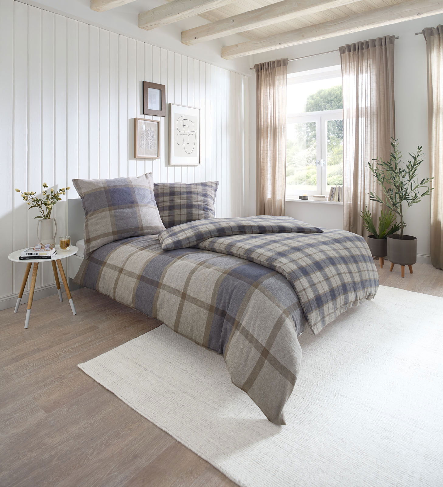 Linneweber Bettwäsche BRAGA Gemütliches Schlafzimmer mit kariertem Bettwäsche-Set in Naturtönen, seitliche Perspektive