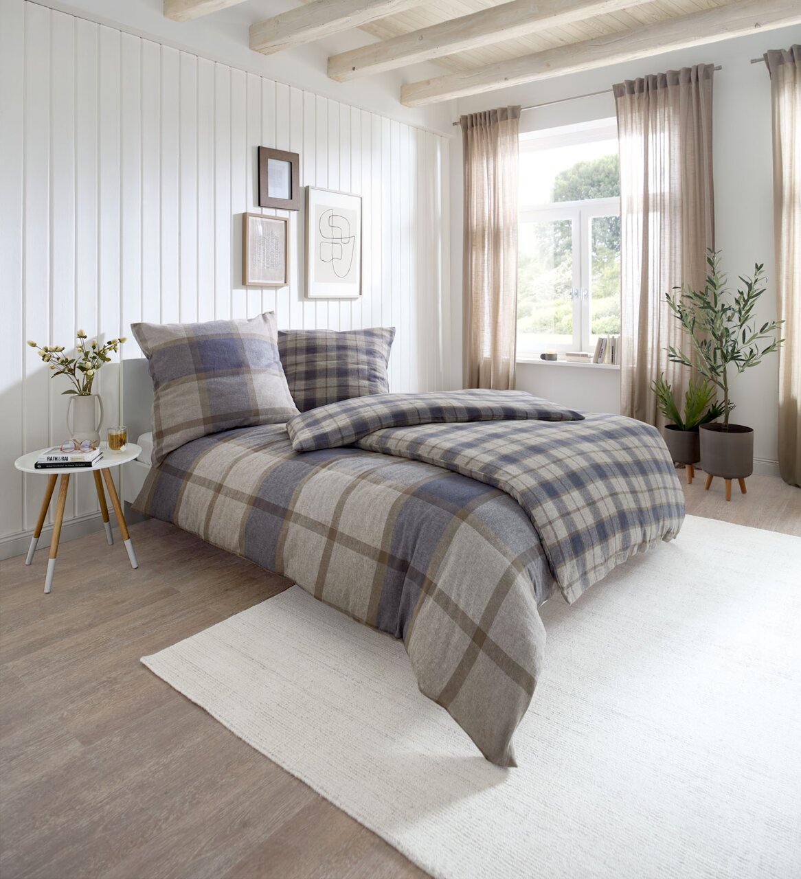 Linneweber Bettwäsche BRAGA Gemütliches Schlafzimmer mit kariertem Bettwäsche-Set in Naturtönen, seitliche Perspektive