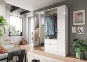 Moderne weiße Kommode mit Hochglanzoberfläche, teilweise geöffnet, in einem stilvoll eingerichteten Raum mit Pflanzen und Wanddekorationen, aus frontaler Perspektive.
