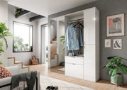Moderne weiße Kommode mit Hochglanzoberfläche, teilweise geöffnet, in einem stilvoll eingerichteten Raum mit Pflanzen und Wanddekorationen, aus frontaler Perspektive.