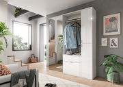 Moderne weiße Kommode mit Hochglanzoberfläche, teilweise geöffnet, in einem stilvoll eingerichteten Raum mit Pflanzen und Wanddekorationen, aus frontaler Perspektive.