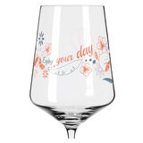 Weinglas mit floralem Design und dem Schriftzug 'Enjoy your day', Vorderansicht