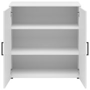 Weiße Kommode mit zwei offenen Türen und drei Regalböden, frontale Ansicht