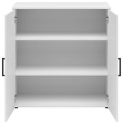 Weiße Kommode mit zwei offenen Türen und drei Regalböden, frontale Ansicht