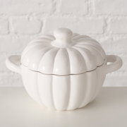 Weiße, kürbisförmige Auflaufform mit Deckel und zwei Henkeln, seitliche Perspektive.