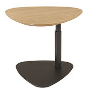 Moderner Couchtisch mit dreieckiger Holzplatte und schwarzem Metallgestell, seitliche Perspektive