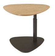 Moderner Couchtisch mit dreieckiger Holzplatte und schwarzem Metallgestell, seitliche Perspektive
