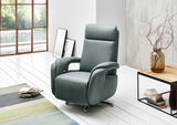 Moderner Relaxsessel in elegantem Grau, seitliche Perspektive, in einem hellen Raum mit großen Fenstern und stilvoller Dekoration.