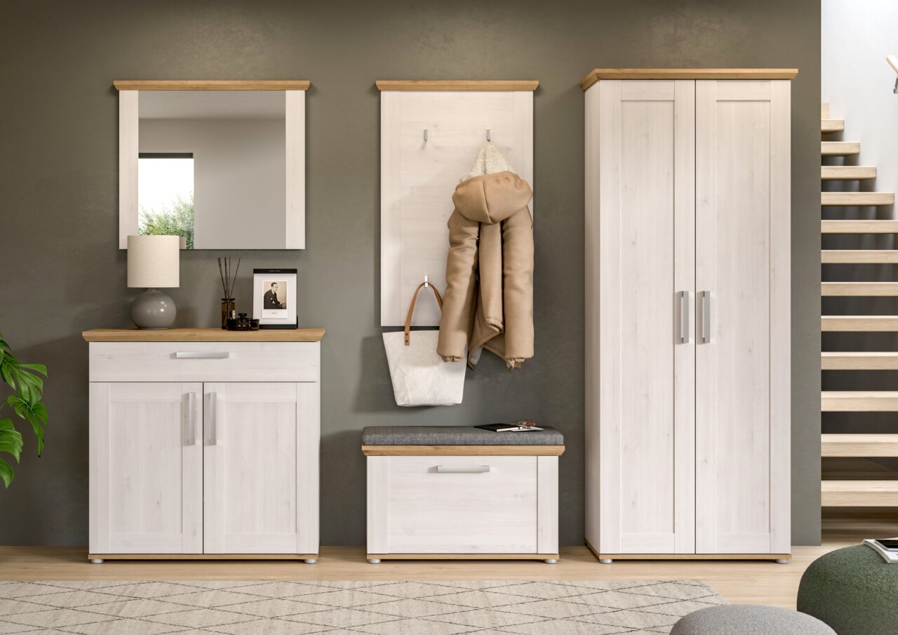 MID.YOU Spiegel VERONA Moderner Flur mit einem rechteckigen Spiegel an der Wand, umgeben von einer Garderobe mit Haken und einem Schrank, aus hellem Holz mit dunklen Akzenten, aus der Frontalperspektive betrachtet.
